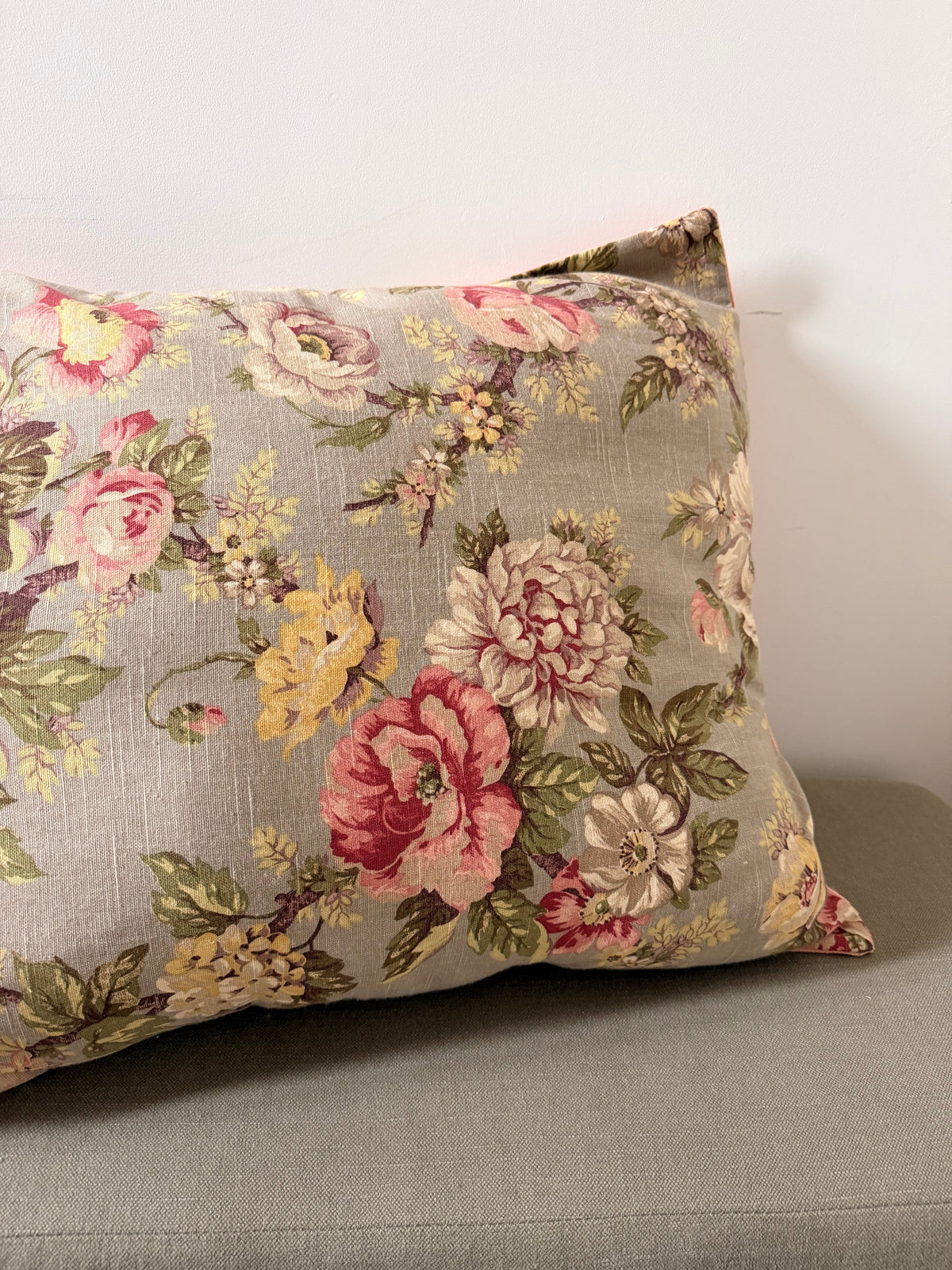 Le charme des motifs fleuris anciens dans nos intérieurs