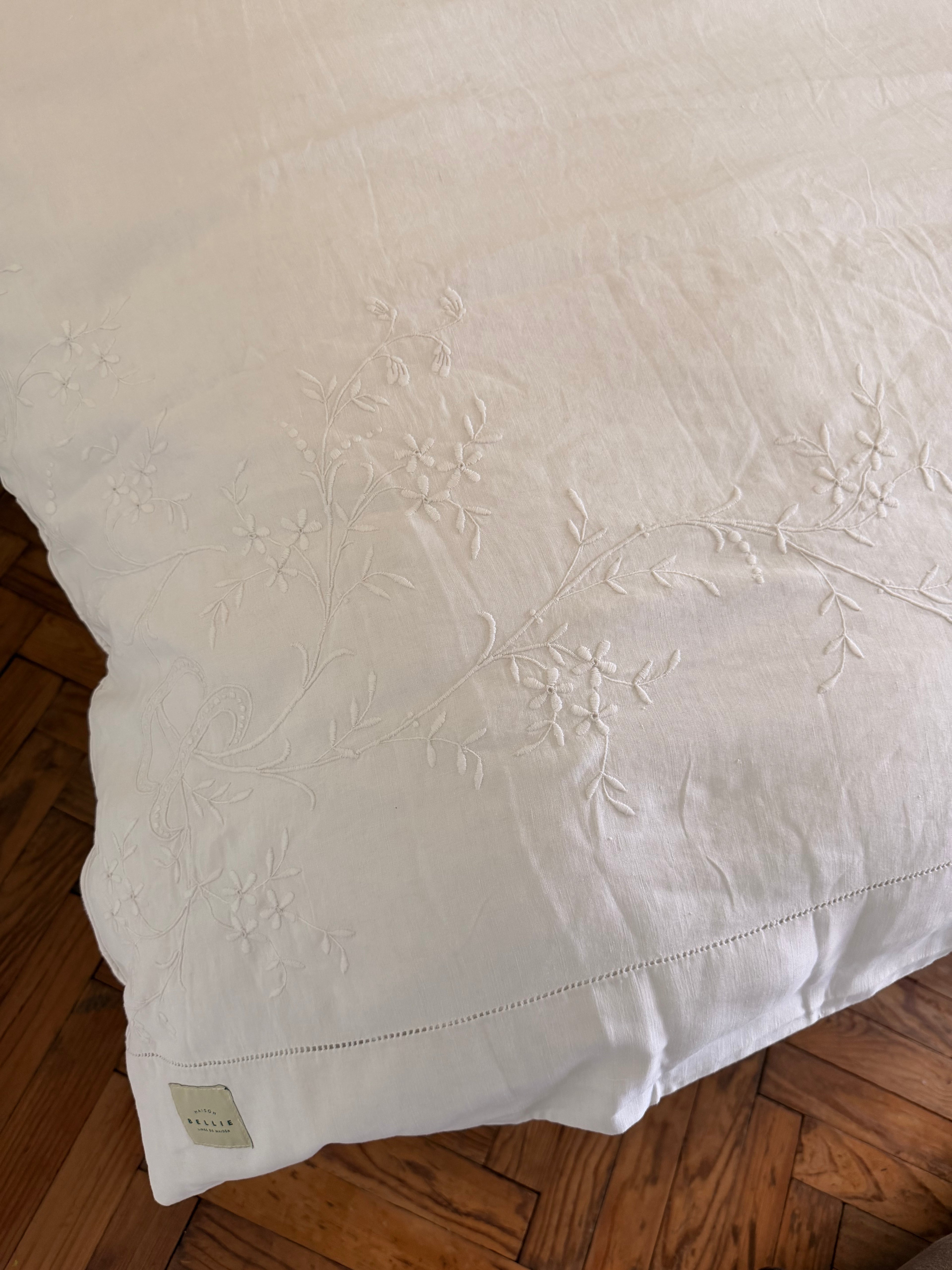 Edredon Coton ancien brodé de fleurs et monogramme GR – 200 × 90 cm
