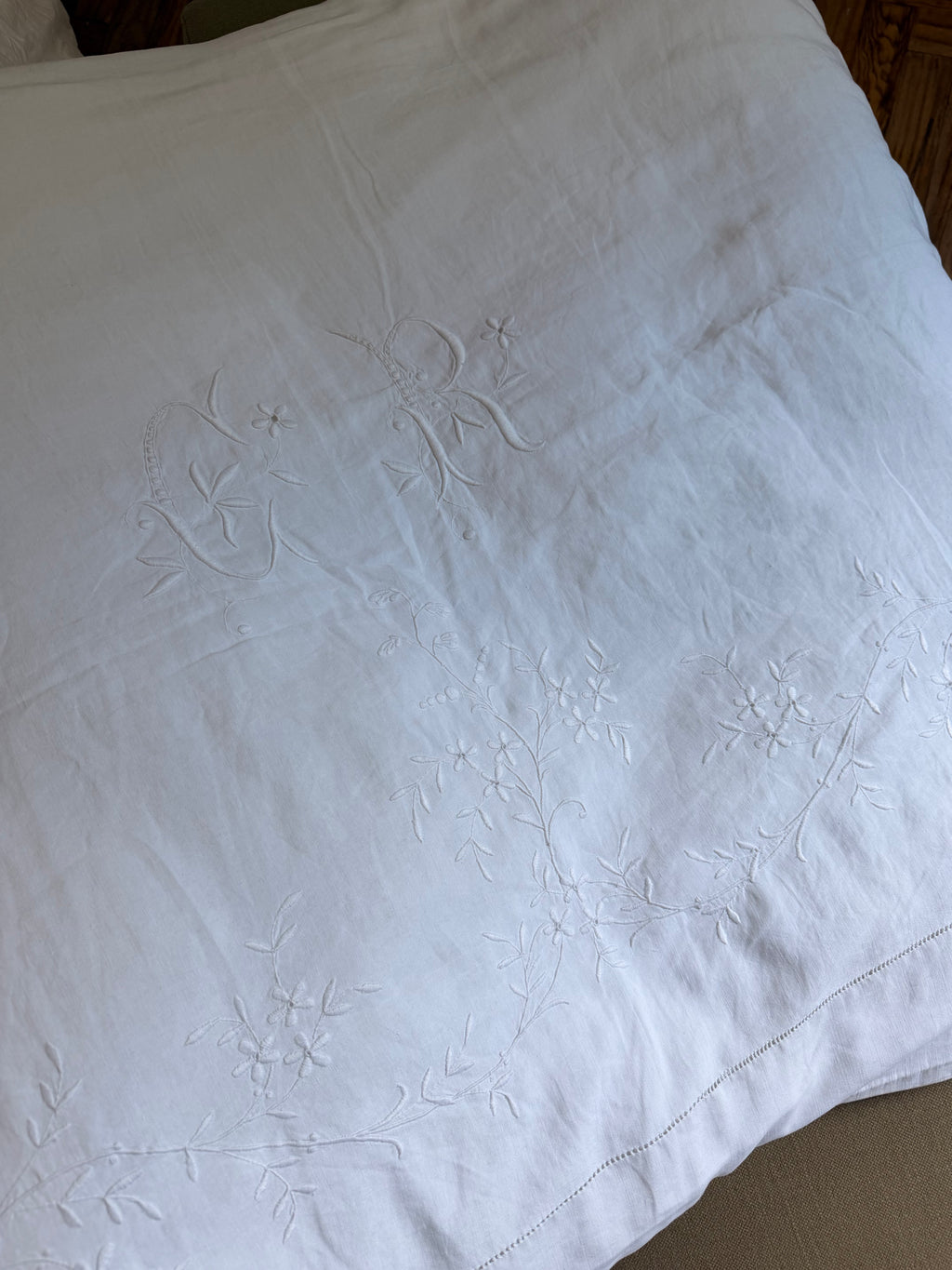 Edredon Coton ancien brodé de fleurs et monogramme GR – 200 × 90 cm