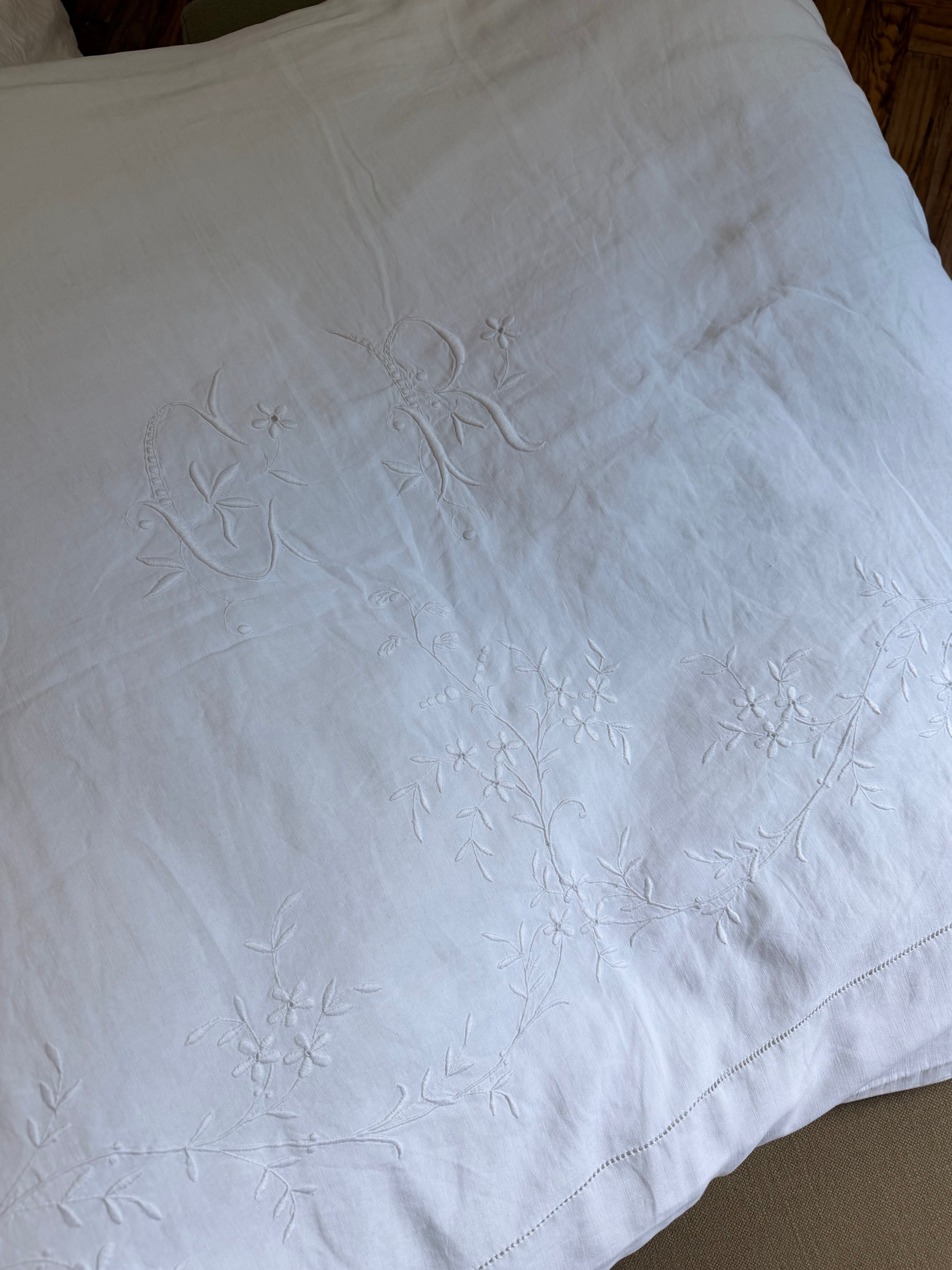 Edredon Coton ancien brodé de fleurs et monogramme GR – 200 × 90 cm