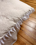 Édredon Gaston déhoussable 200 × 90 cm en drap ancien métis lin et coton, avec volants blancs brodés, confection Maison Bellie.