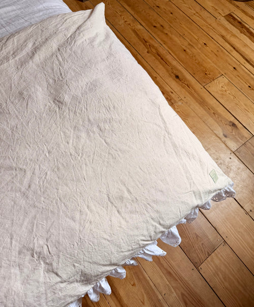 Édredon  déhoussable 200 × 90 cm en drap ancien métis lin et coton, avec volants blancs brodés, confection Maison Bellie.